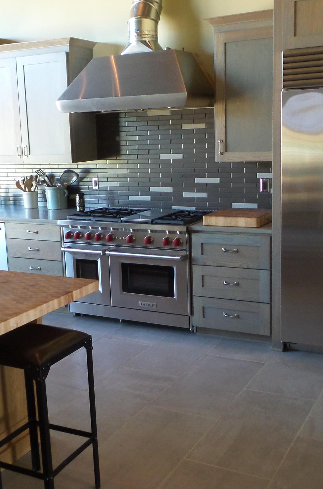 Kitchen with gray and white tiles